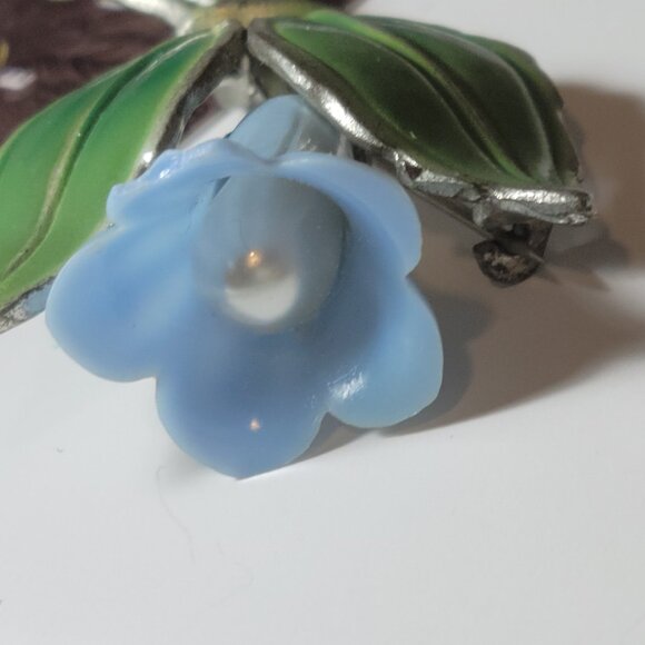 Unsigned Antique Tulip with center Pearl and Tulip is made of Hard Plastic - Picture 9 of 9